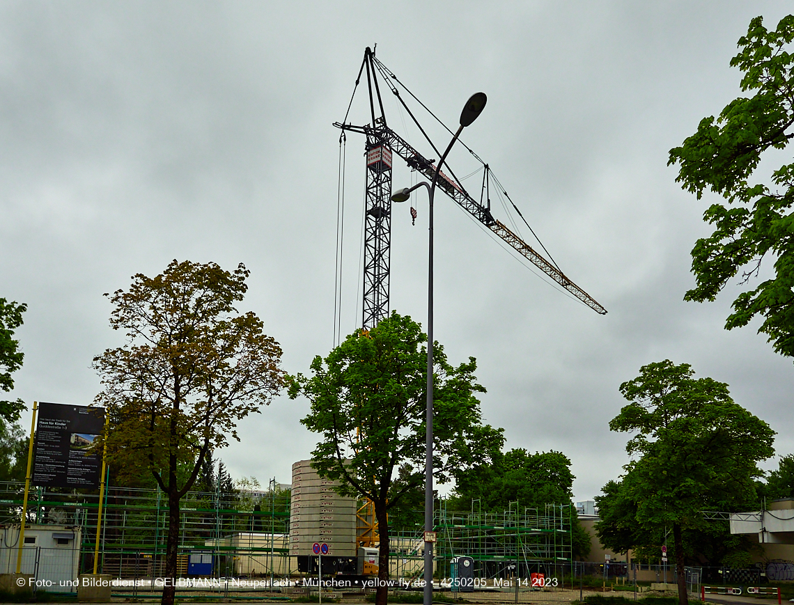 14.05.2023 - Ein Kran für die Baustelle Haus für Kinder in Neuperlach